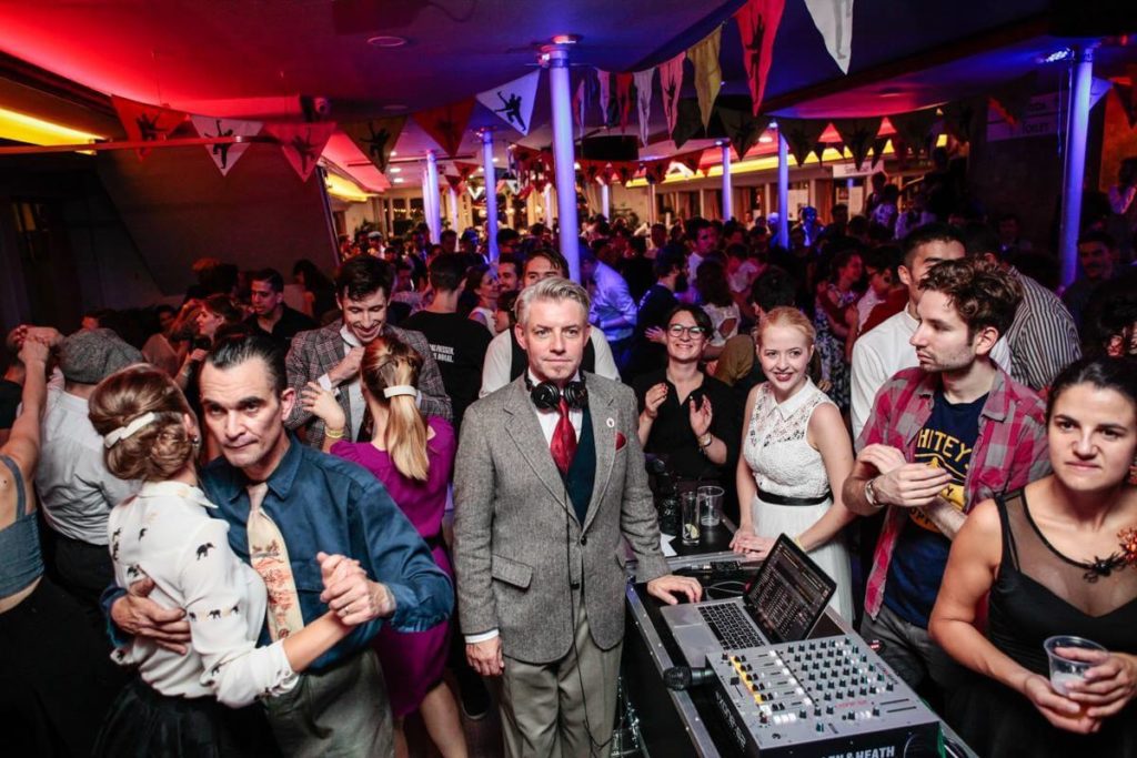 Mit Content Marketing zum Experte: DJ Chrisbe steht inmitten einer Tanz-Crowd in Budapest.